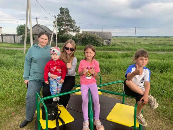 На новой деревенской карусели не бывает пусто