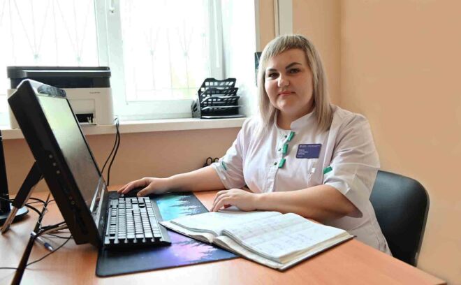 Фельдшер Олеся Цейлер заботится о здоровье пациентов Мужской консультации