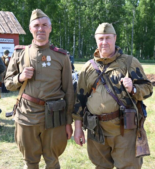 Руководитель ВИК «Сибирский рубеж» Владимир Лапшин (справа) вручил реконструкторский орден Вячеславу Максимовичу