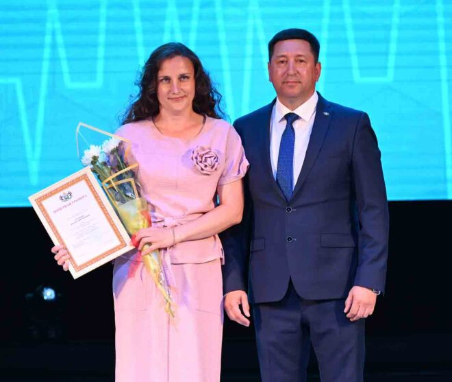 Глава района Олег Кузнецов передал Почетную грамоту регионального Департамента здравоохранения акушеру Оксане Татуриной, которая помогла появиться на свет многим омутинским малышам