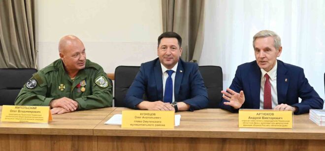 Первый заместитель председателя Тюменской облдумы Андрей Артюхов, глава муниципалитета Олег Кузнецов и председатель правления ТРОО ветеранов СВО «Держава» Олег Ямпольский общаются с участниками спецоперации