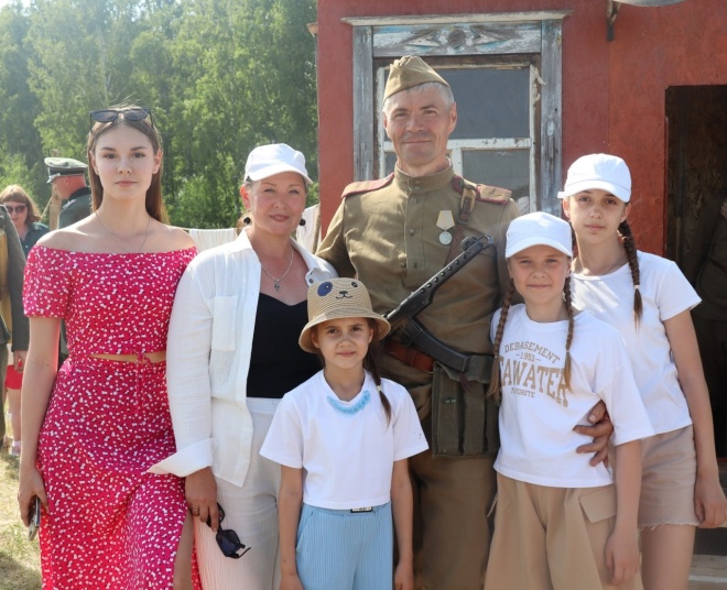 Женская часть семьи Максимович пришла поддержать отца на исторической реконструкции