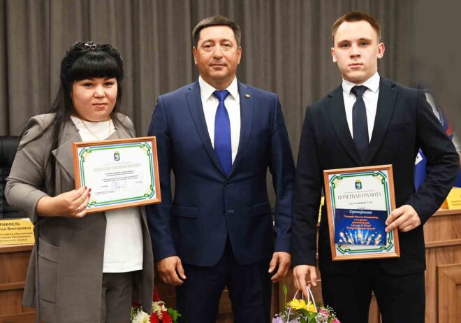 Олег Кузнецов поздравляет с отличным окончанием школы Николая Усольцева и благодарит за поддержку сына родителей