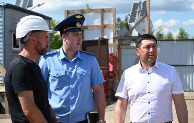 Прокурор Сергей Фролов и глава района Олег Кузнецов с представителем подрядчика осматривают строительную площадку
