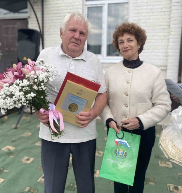 Глава сельского поселения Ольга Пономарева передала Анатолию Кожевникову юбилейную медаль от губернатора области в честь золотой свадьбы