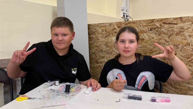 Илья Клементьев и Кристина Кефнер проводят время за бисероплетением
