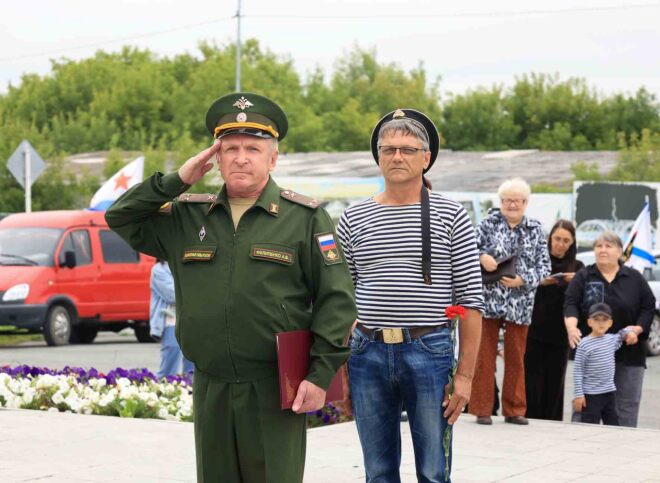 Военный комиссар Омутинского, Армизонского и Юргинского районов Александр Филипенко и старшина запаса Игорь Логинов закончили построение и готовы к поднятию флагов