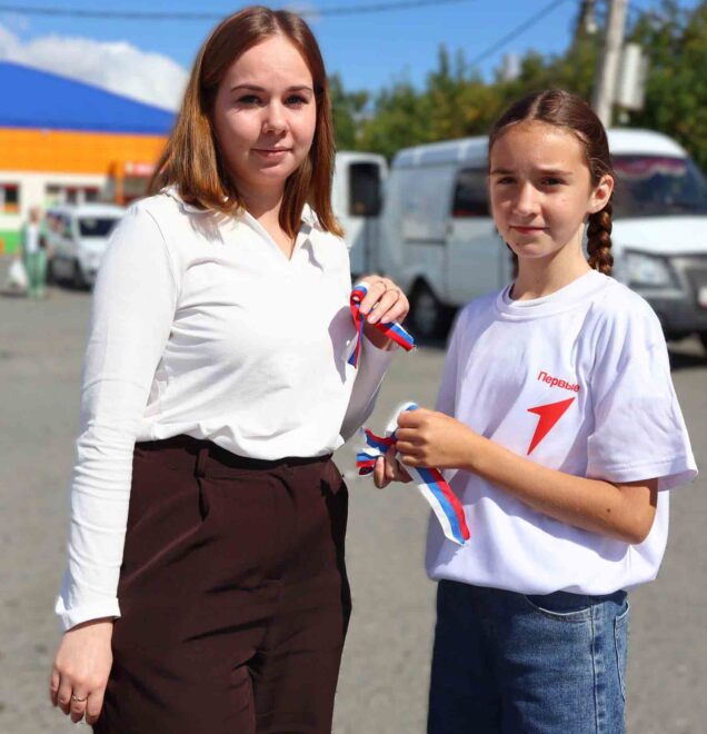 В рамках акции «Символ народа» юные патриоты дарили ленты-триколор жителям села