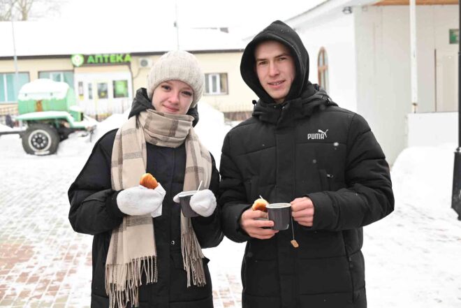 Екатерина Чешко и Ярослав Гутров впервые участвовали в крещенских купаниях. После омовения в купели на территории храма они согрелись горячим чаем со сладкими пирожками.