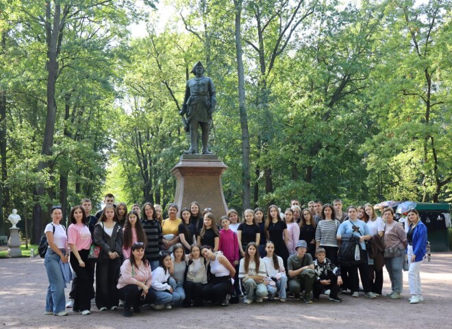 В Петергофе находится дворцово-парковый комплекс и памятник императору Петру 1