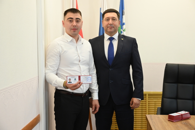 Глава района Олег Кузнецов вручает удостоверение депутата ветерану боевых действий Нурлану Яшкину