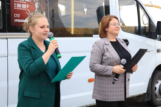 Культорганизаторы ПКК Галина Миронова и Татьяна Мелёхина поздравляют жителей «золотого» возраста с праздником.