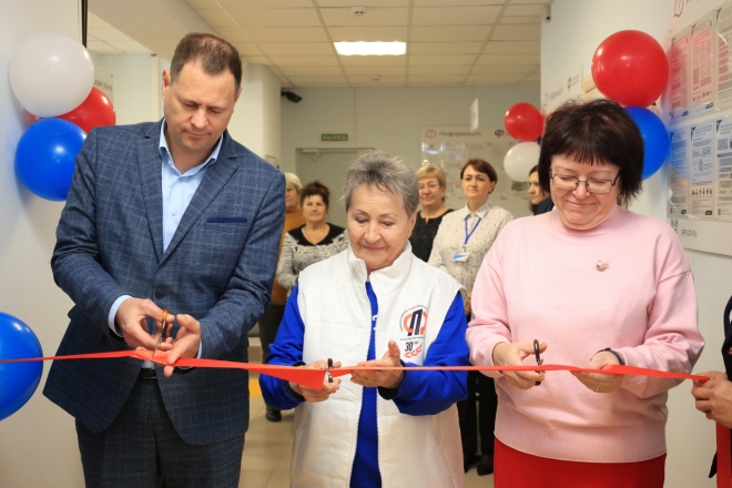Красную ленту в честь открытия Центра общения старшего поколения перерезали: управляющий Отделением СФР по Тюменской области Виталий Левенков, председатель регионального отделения «Союза пенсионеров России» Нина Половникова, директор Центра социального о