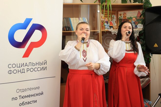 Вокалисты Юлия Долганова и  Елена Васильева исполнили песню для участников встречи