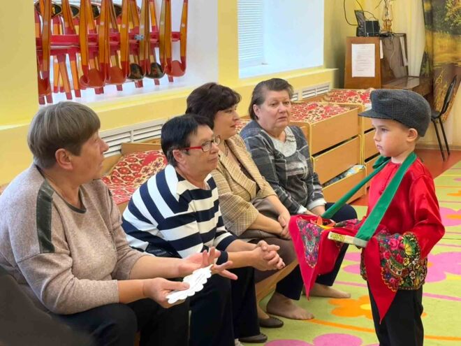 Ветераны получают задания от юного Коробейника