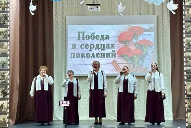 Исполнение вокалисток группы «Родные напевы» тронуло зрителей (Южно-Плетневский СДК)