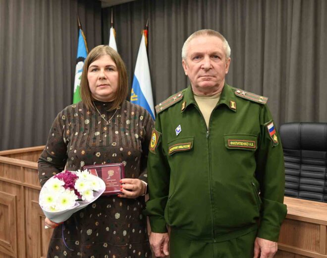 «Женя у нас был сильным и отважным, спокойным и отзывчивым» - так говорит о Евгении Громове его родная сестра Оксана Соловьева. Награду ей вручил военком Александр Филипенко