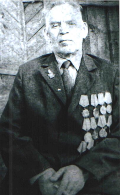 Николай Ефимович Аксенов служил танкистом