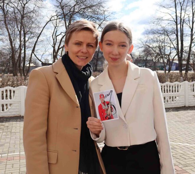 Анна Халманских и юная шахматистка из ОСОШ № 1 Виктория Андреева. Когда рядом человек, который много раз приходил к финишу первым, знает вкус победы и адреналина, хочется непременно сделать фото на память