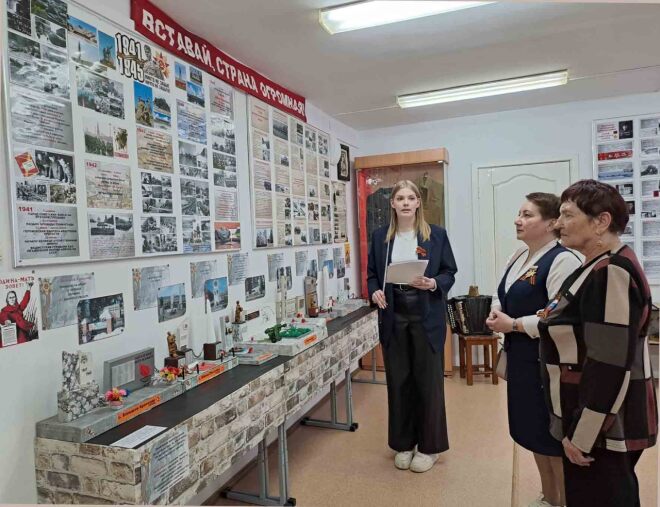 Комнату боевой славы в Омутинском отделении Голышмановского агропедагогического колледжа осматривают первый заместитель главы Омутинского района Елена Малушкова и председатель районного совета ветеранов Нина Абросимова