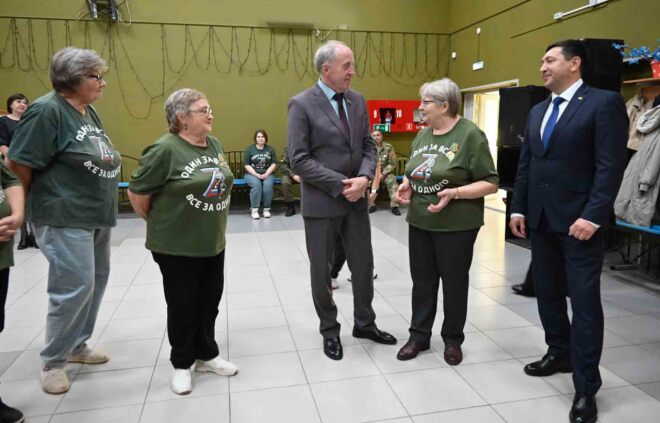 Активисты рассказывают о своей работе главе округа Олегу Кузнецову и депутату Виктору Рейну