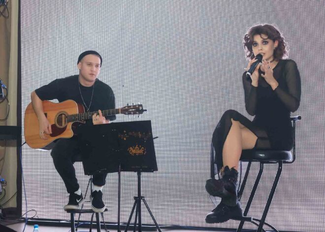 Александра Замятина выступает под гитарный аккомпанемент Руслана Баранова