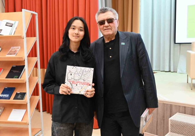 Ученица ОСОШ № 2 Амина Байбеисова получила в подарок книгу с автографом Анатолия Омельчука