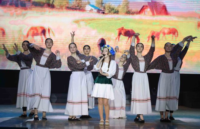 Солистка Полина Мартынова и «Мы молодые» исполнили патриотическую композицию «Нет милей Руси»