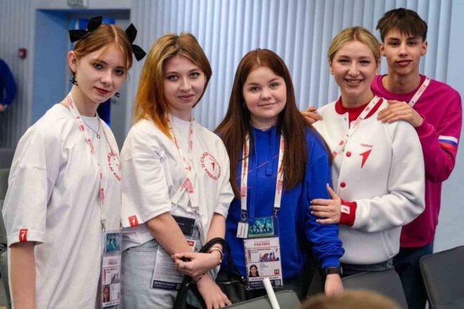 Участники IV съезда Движения Первых. Полина Турок третья слева