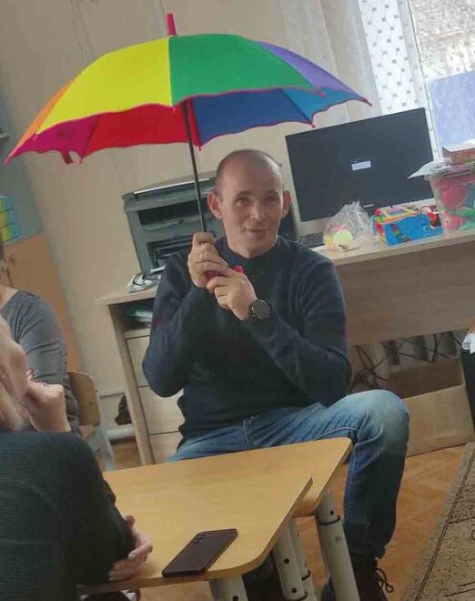 Уютно папе под зонтом