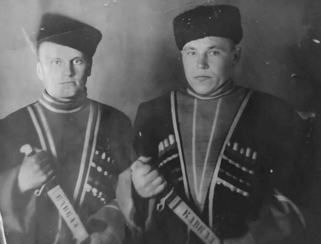 Участник Великой Отечественной войны Федор Басов (справа) с товарищем по службе, послевоенные годы