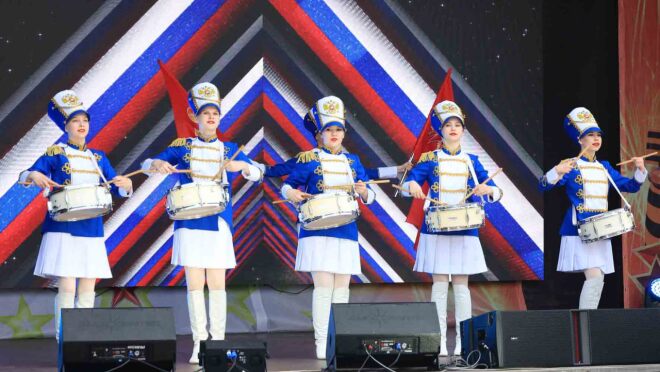 Исетские мажоретки показали эффектный номер с барабанами