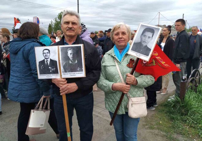 Анатолий Николаевич Макаров и Татьяна Николаевна Сергиенко прошли в колонне Бессмертного полка с фотографиями дядей -участников Великой Отечественной войны